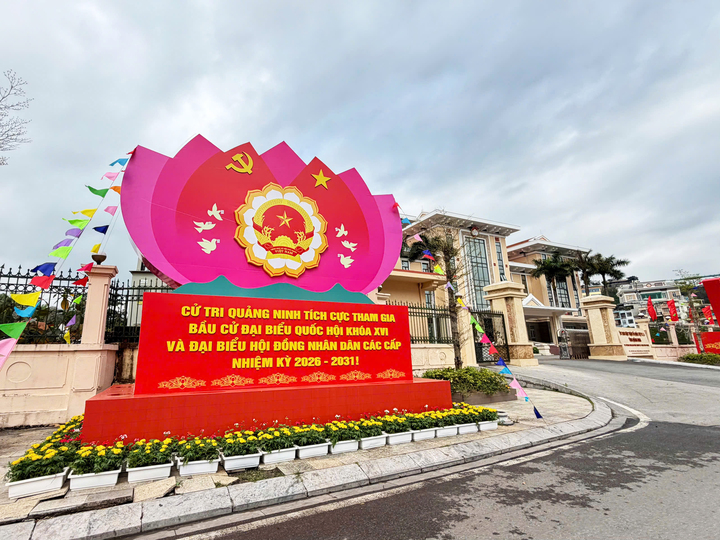 Tại những khu vực trung tâm của Quảng Ninh được trang hoàng, tạo không khí trước ngày hội toàn dân.