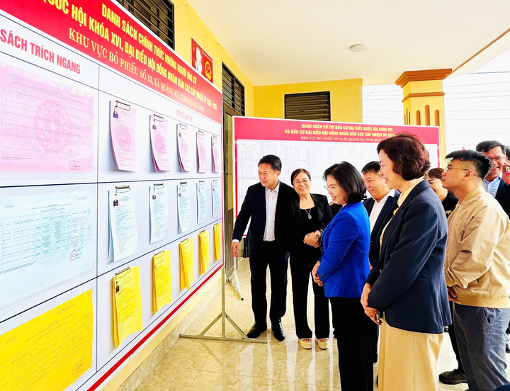 Việc niêm yết danh sách ứng cử viên, cử tri được các địa phương trong tỉnh Quảng Ninh triển khai bài bản, giúp người dân thuận tiện theo dõi.