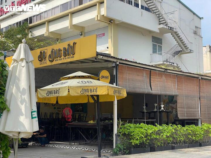 Quán cà phê Ông Bầu trong khuôn viên Nhà văn hóa Thanh niên cũng dừng hoạt động.