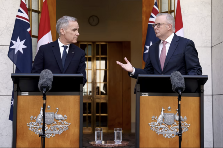 Thủ tướng Canada (trái) và Thủ tướng Úc Anthony Albanese phát biểu trong cuộc họp báo tại Tòa nhà Quốc hội ở Canberra. (Nguồn: CNN)