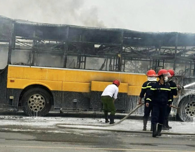 Chiếc xe khách hư hỏng nặng sau vụ cháy.