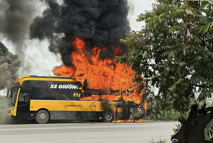 Xe khách giường nằm bốc cháy khi đang chờ đón công nhân tan ca tại Bắc Ninh.