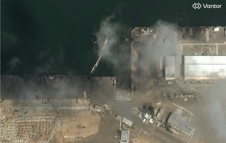 Ảnh vệ tinh chụp một con tàu bị lật úp tại căn cứ hải quân Konarak, Iran, ngày 4/3. (Ảnh: Reuters)