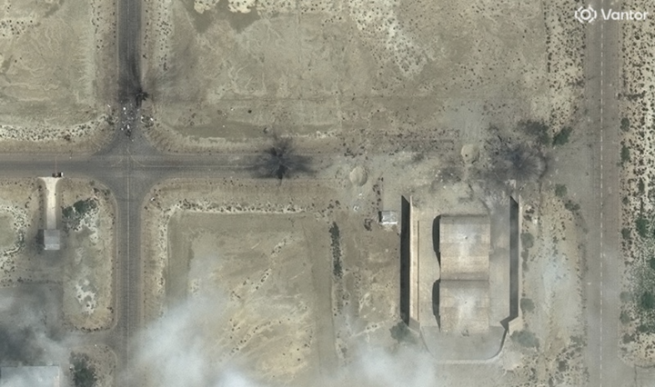 Ảnh vệ tinh ghi lại các cuộc tấn công chính xác vào căn cứ không quân Konarak, Iran, ngày 4/3. (Ảnh: Reuters)