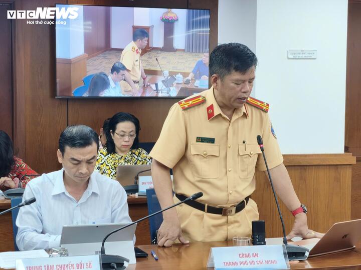 Thượng tá Nguyễn Văn Bình, Phó Trưởng phòng CSGT, Công an TP.HCM cung cấp thông tin tại buổi Họp báo.