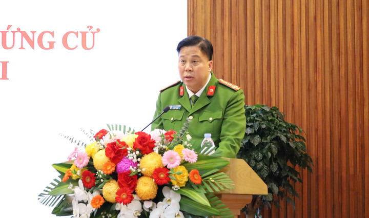 Đại tá Bùi Trung Thành trình bày chương trình hành động trước cử tri.