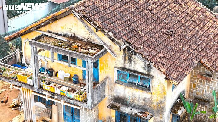 Năm 2011, biệt thự được Trung tâm Quản lý nhà tỉnh Lâm Đồng bàn giao cho Công ty TNHH Bệnh viện Nhân Đức triển khai mở rộng bệnh viện nhưng dự án chậm tiến độ nên bị thu hồi vào năm 2017. Trong vấn đề cho thuê này, việc cho doanh nghiệp thuê khi không có hợp đồng là không bảo đảm quy định; việc thu hồi tài sản này diễn ra từ năm 2017 đến 2021 cũng gây lãng phí trong nhiều năm.