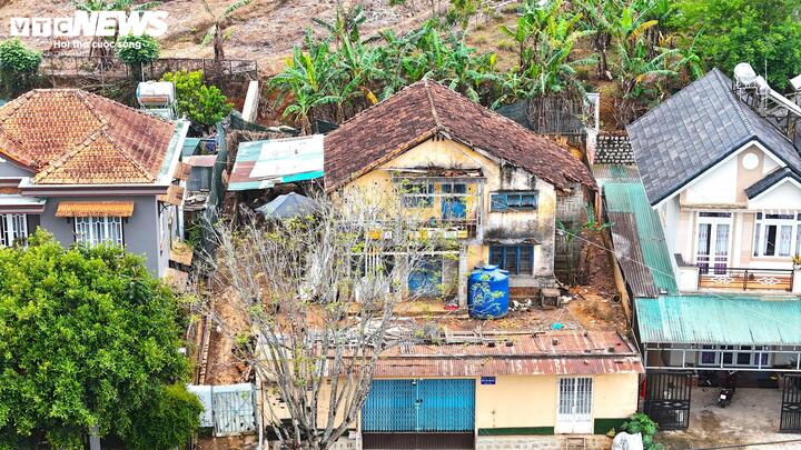 Tại phường Lang Biang - Đà Lạt, biệt thự số 43 Xô Viết Nghệ Tĩnh có diện tích 1.877 m², là tài sản Nhà nước đang trong tình trạng xuống cấp và để trống chưa sử dụng. Trước đây, biệt thự là nhà ở tập thể của cán bộ, công nhân viên của Công ty Dược và Vật tư y tế Lâm Đồng.