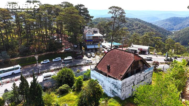 Thanh tra tỉnh Lâm Đồng vừa có kết luận về phòng, chống lãng phí trong quản lý, sử dụng đối với 5 cơ sở nhà đất. Theo đó, 5 cơ sở nhà đất này đều nằm ở vị trí đắc địa do các đơn vị sự nghiệp thuộc Sở Xây dựng, Sở Công Thương, Sở Văn hóa - Thể thao và Du lịch tỉnh Lâm Đồng quản lý, sử dụng. Có nơi, cơ sở nhà đất xuống cấp, bỏ hoang, có nơi thì được sử dụng chưa tương xứng với giá trị vốn có. Trong ảnh là biệt thự số 1 đường Đống Đa, phường Xuân Hương - Đà Lạt bị xuống cấp, bỏ hoang trong thời gian dài.