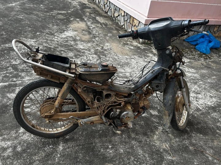 Chiếc xe nam thanh niên để lại hiện trường.