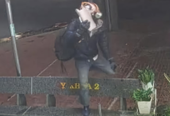 Hình ảnh nam thanh niên vào tiệm vàng với biểu hiện bất thường.