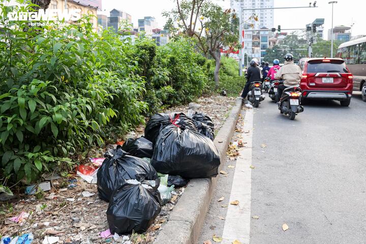 Anh Vũ Đức An (phường Cầu Giấy) cho biết, hằng ngày khi đi làm qua khu vực này, anh thường xuyên chứng kiến rác thải bị vứt bừa bãi dưới tuyến đường sắt. Theo anh, việc một tuyến đường sắt đô thị hiện đại của Hà Nội lại trong tình trạng nhếch nhác như vậy là khó chấp nhận, gây ảnh hưởng đến mỹ quan và hình ảnh của thành phố.