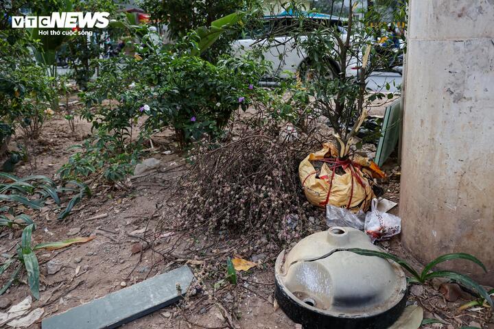 Nhếch nhác hàng quán, rác thải bủa vây dọc tuyến metro Cát Linh - Hà Đông - 10