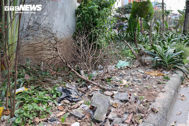 Nhếch nhác hàng quán, rác thải bủa vây dọc tuyến metro Cát Linh - Hà Đông - 11