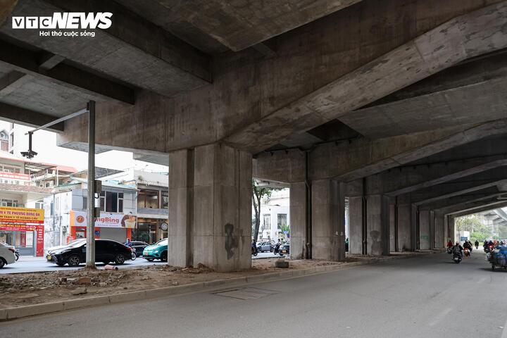 Sau nhiều năm vận hành, một số khu vực dưới chân tuyến và dọc các ga metro Cát Linh - Hà Đông tồn tại tình trạng rác thải bủa vây. Nhiều gầm đường sắt trên cao bị tận dụng làm nơi kinh doanh, buôn bán, xe máy đỗ tràn lan.