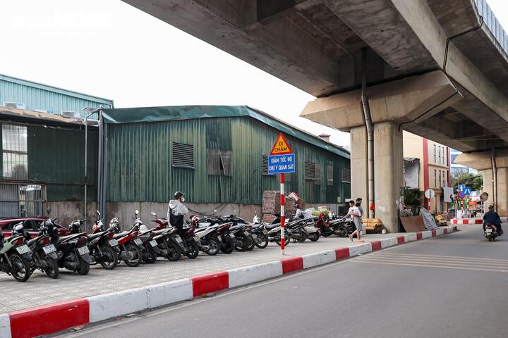 Nhếch nhác hàng quán, rác thải bủa vây dọc tuyến metro Cát Linh - Hà Đông - 16