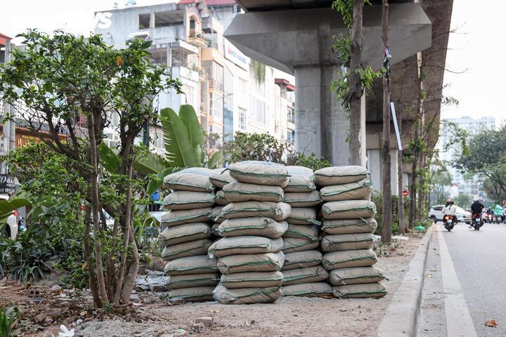 Thậm chí, một số vị trí dưới hành lang an toàn của tuyến đường còn bị người dân tận dụng làm nơi tập kết vật liệu xây dựng.
