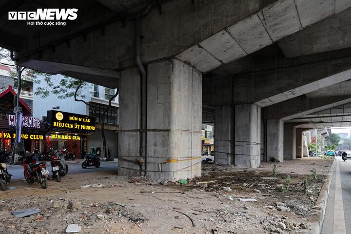 Nhếch nhác hàng quán, rác thải bủa vây dọc tuyến metro Cát Linh - Hà Đông - 3