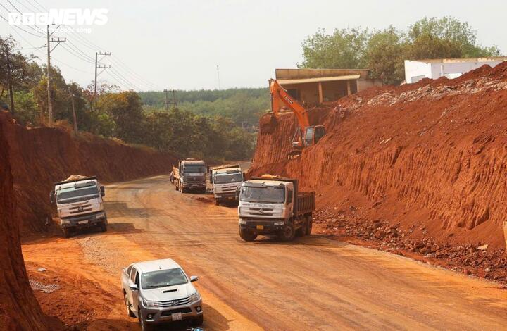 UBND tỉnh Đồng Nai chỉ đạo tạm dừng thi công đoạn hạ cốt nền đường làm 8 nhà dân treo cao.