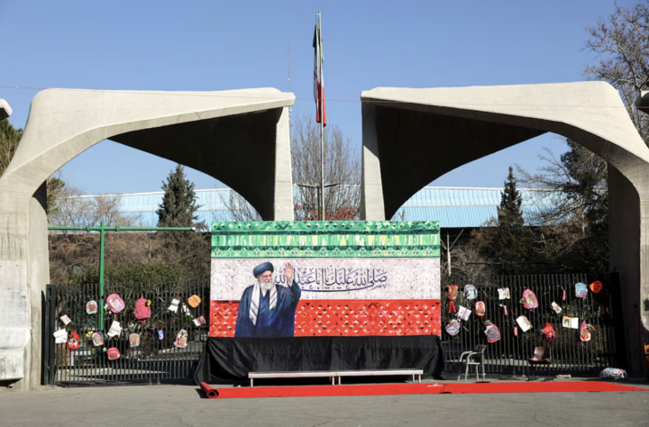 Đài tưởng niệm tạm thời tưởng nhớ cố Lãnh đạo tối cao của Iran Ayatollah Ali Khamenei. (Nguồn: Reuters)