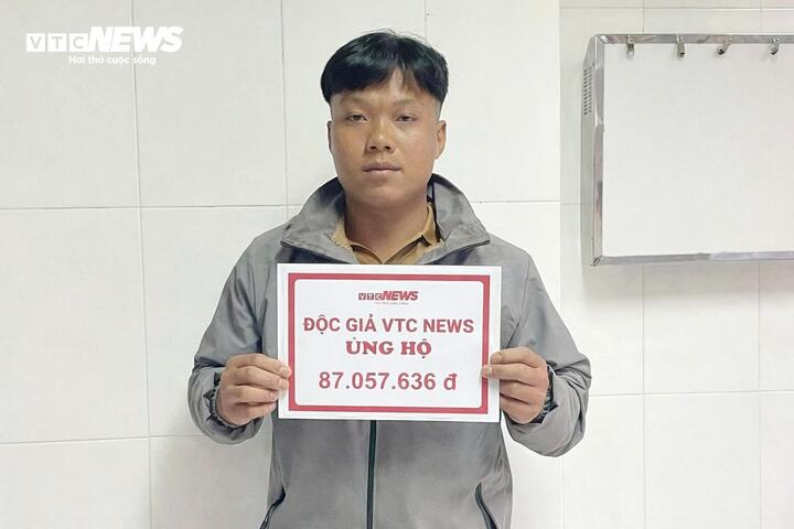 Anh Triệu Ỳ Quyên đại diện gia đình đến nhận khoản hỗ trợ. (Ảnh: Khắc Việt)