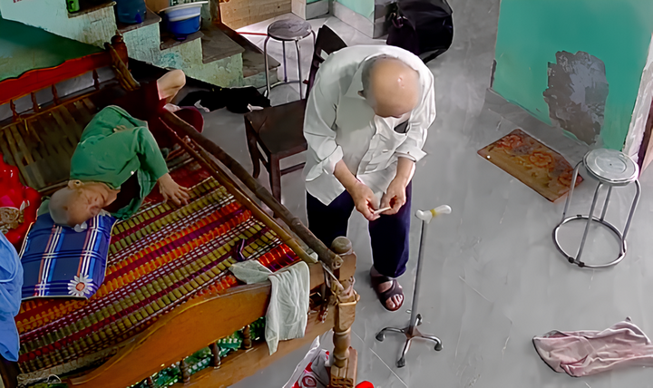 Dù tuổi cao sức yếu nhưng cụ ông vẫn ân cần quan tâm cụ bà. (Ảnh chụp màn hình)