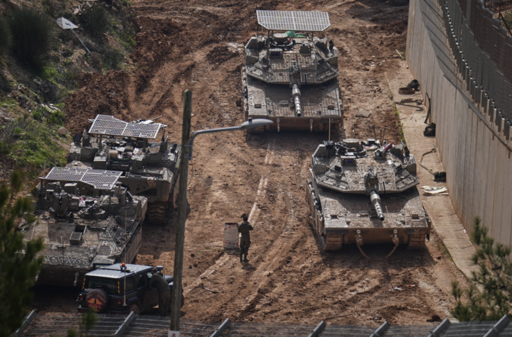 Xe tăng Israel ở vùng biên giới với Lebanon.