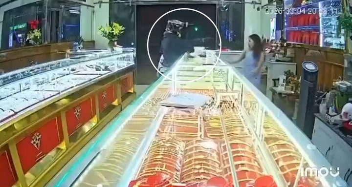 Hình ảnh camera ghi lại thanh niên chỉ tay về phía chủ tiệm.