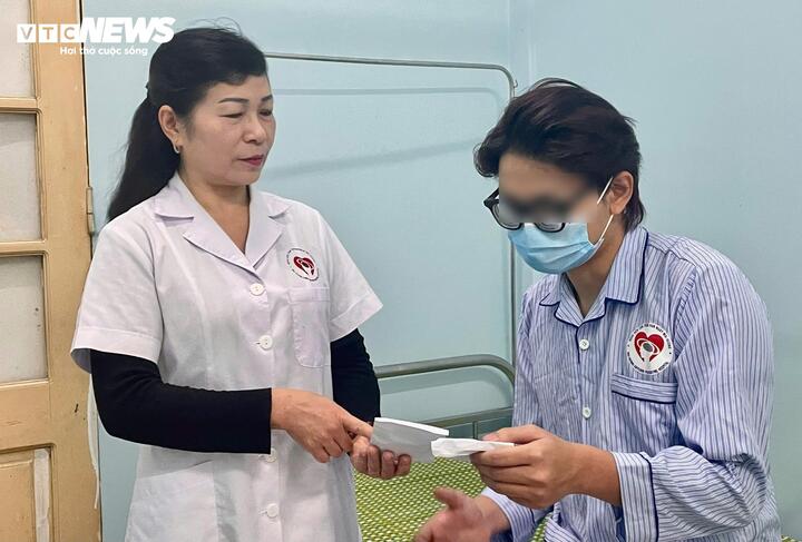 Bác sĩ hướng dẫn sử dụng thuốc cho bệnh nhân tâm thần. (Ảnh minh họa: Như Loan)