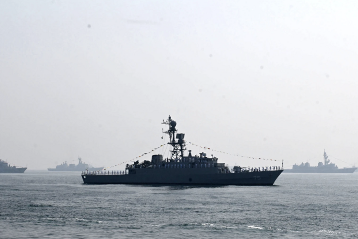 Tàu chiến IRIS Dena của Iran trong cuộc duyệt binh hải quân quốc tế tổ chức tại Visakhapatnam, Ấn Độ. (Nguồn: AP)