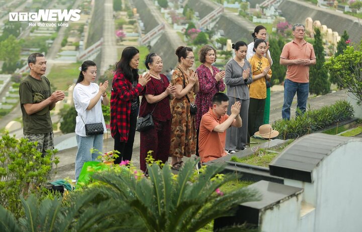 Người dân viếng mộ dịp Tết Thanh minh. (Ảnh: Ngô Nhung)