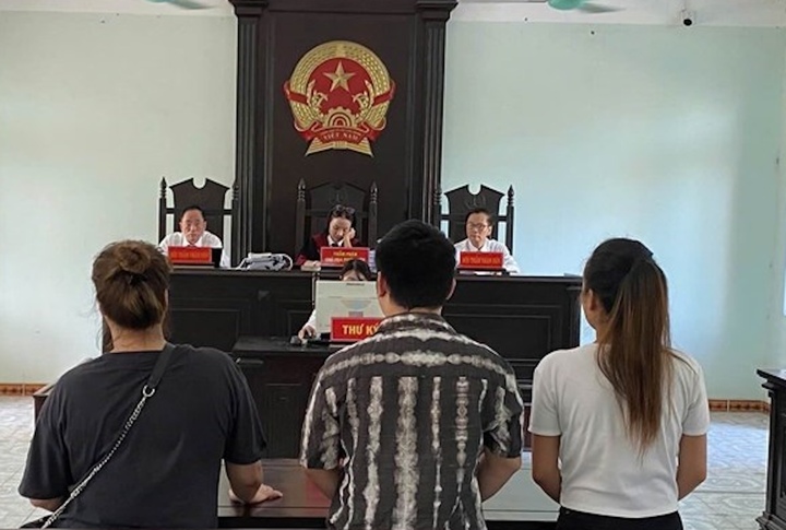 Phiên tòa xét xử vụ án "Đánh bạc" và "Tổ chức đánh bạc" - vụ việc liên quan đến việc ông Trần Nhơn Vượng và bà Thái Thị Hồng Vân bị khởi tố. (Ảnh: N.M)