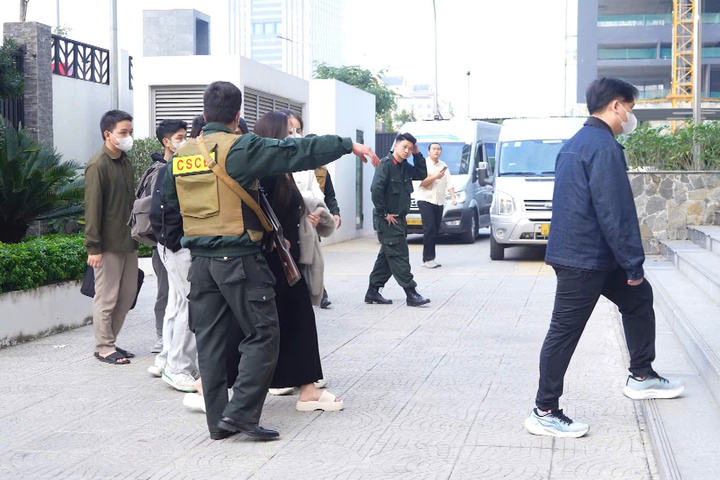 Bên cạnh các tội danh Xâm phạm quyền tác giả, quyền liên quan, Tổ chức đánh bạc và Đánh bạc, đại diện Cục A05 cho biết Công an tỉnh Hưng Yên đã quyết định khởi tố thêm tội danh Truyền bá văn hóa phẩm đồi trụy đối với các đối tượng liên quan.