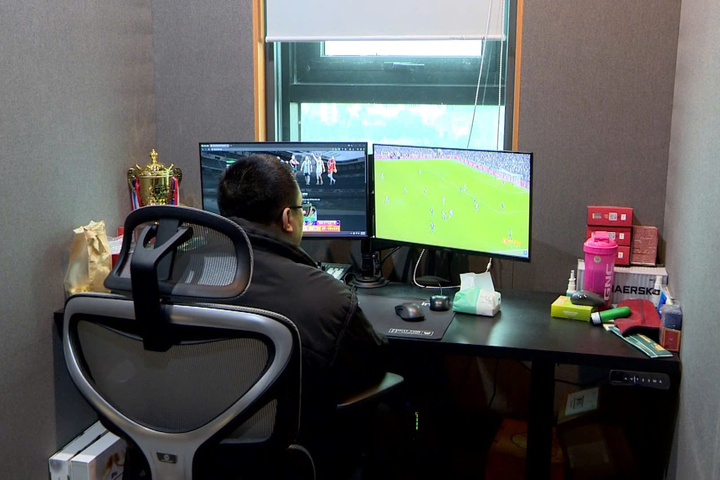 Xôi Lạc TV là trang web chuyên phát lậu các giải thể thao quốc tế trên Internet từ năm 2016, do một nhóm ẩn danh phát triển. Trong các video phát sóng, nhiều bình luận viên của kênh từng cho biết họ đang sinh sống ở nước ngoài. Tên miền của hệ thống được đăng ký thông qua dịch vụ của GoDaddy và trỏ về máy chủ có địa chỉ IP tại Mỹ.