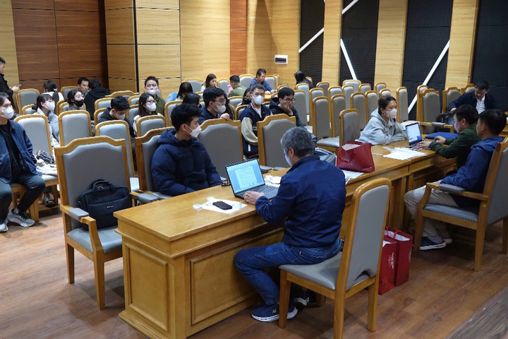 Trong quá trình khám xét, lực lượng chức năng phát hiện nhiều người trẻ tham gia vận hành hệ thống. Qua đấu tranh, công an xác định nhóm cầm đầu đã tuyển dụng nhân sự trẻ, có trình độ đại học, thậm chí thạc sĩ, am hiểu công nghệ để vận hành nền tảng.