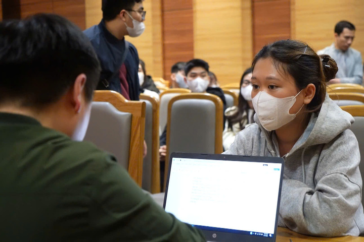 Các nhân viên làm việc theo mô hình phân công khép kín, “ai biết việc người đó”, không được chia sẻ thông tin về lương thưởng hay hoạt động của bộ phận khác nhằm hạn chế lộ lọt thông tin.