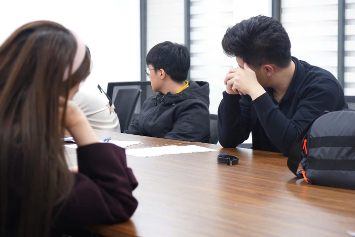 Lực lượng chức năng cũng đã bắt giữ các đối tượng cầm đầu, quản trị hệ thống, nhóm kỹ thuật, nhóm xây dựng kịch bản nội dung cũng như các đối tượng giúp sức trong quá trình vận hành. Đáng chú ý, nhiều bình luận viên quen thuộc trên các video phát sóng lậu cũng bị bắt giữ, sử dụng các biệt danh như “Người Dơi”, “Batman”, “Người Rơm”...