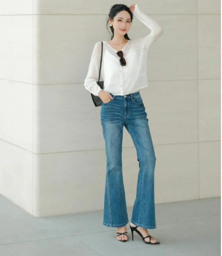 Vào những ngày hơi se lạnh, bạn có thể kết hợp quần jeans với áo len mỏng.