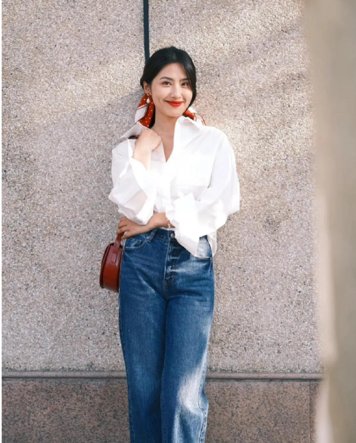 Nếu bạn thích phong cách đơn giản, thanh lịch và thoải mái, bạn có thể chọn áo sơ mi cổ chữ V màu trắng để kết hợp với quần jeans.