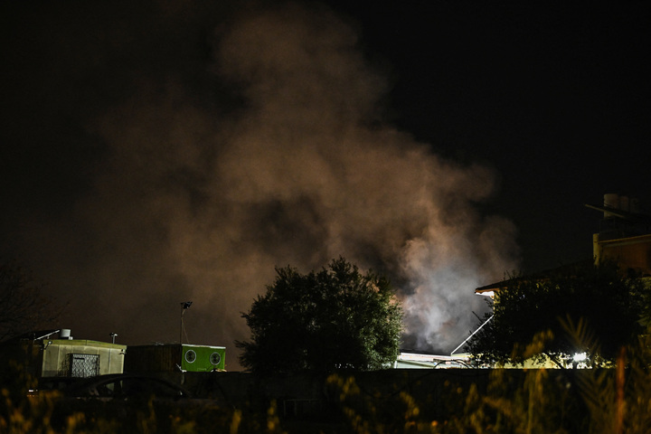 Khói lửa ở Israel sau các cuộc tấn công trả đũa của Iran. (Ảnh: Reuters)