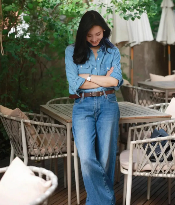 Với trang phục này, bạn tránh sử dụng thắt lưng mầu trắng hoặc đen.