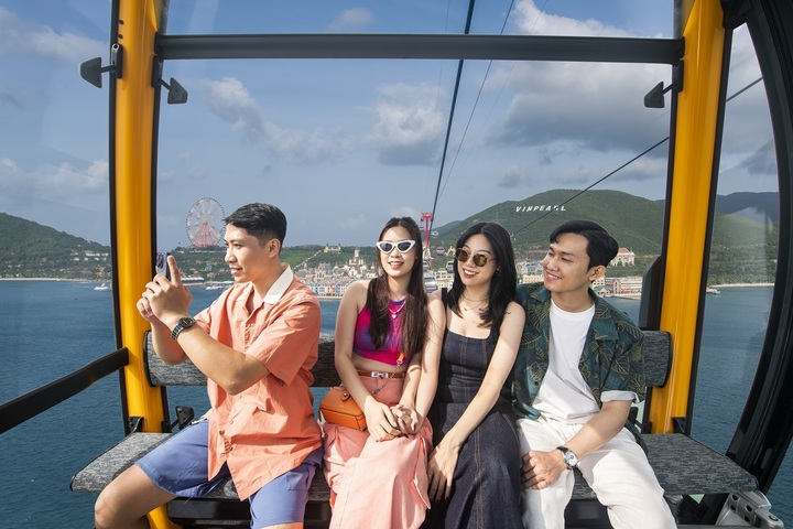 Cabin cáp treo mở ra góc nhìn ngoạn mục về vịnh Nha Trang từ trên cao.