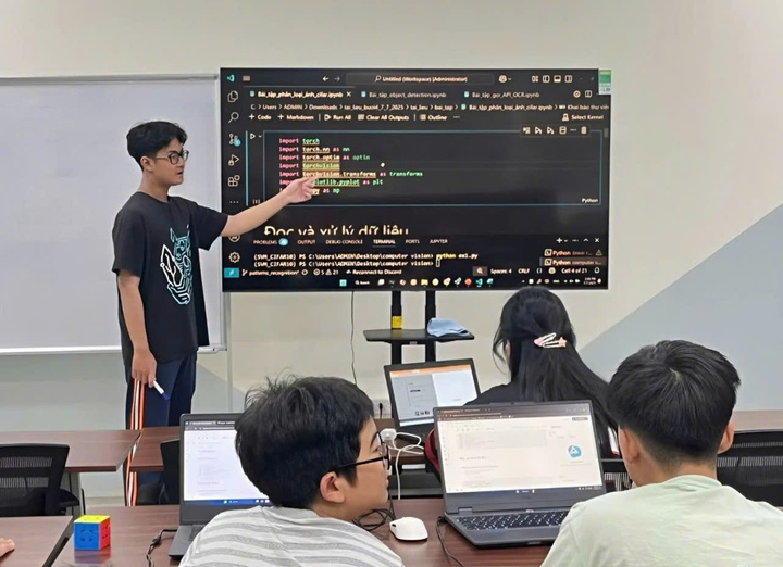 Đăng Huy dạy về Computer Vision ở một trại hè về AI.