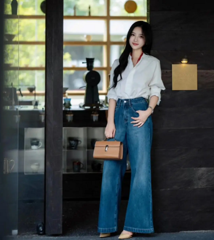 Sử dụng một chiếc khăn quàng đỏ để tạo điểm nhấn cho bộ trang phục.