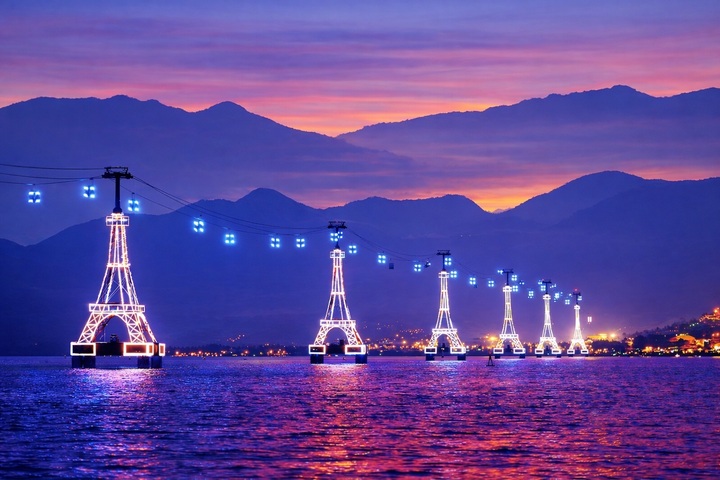 Cáp treo Vinpearl thắp sáng vịnh Nha Trang về đêm.