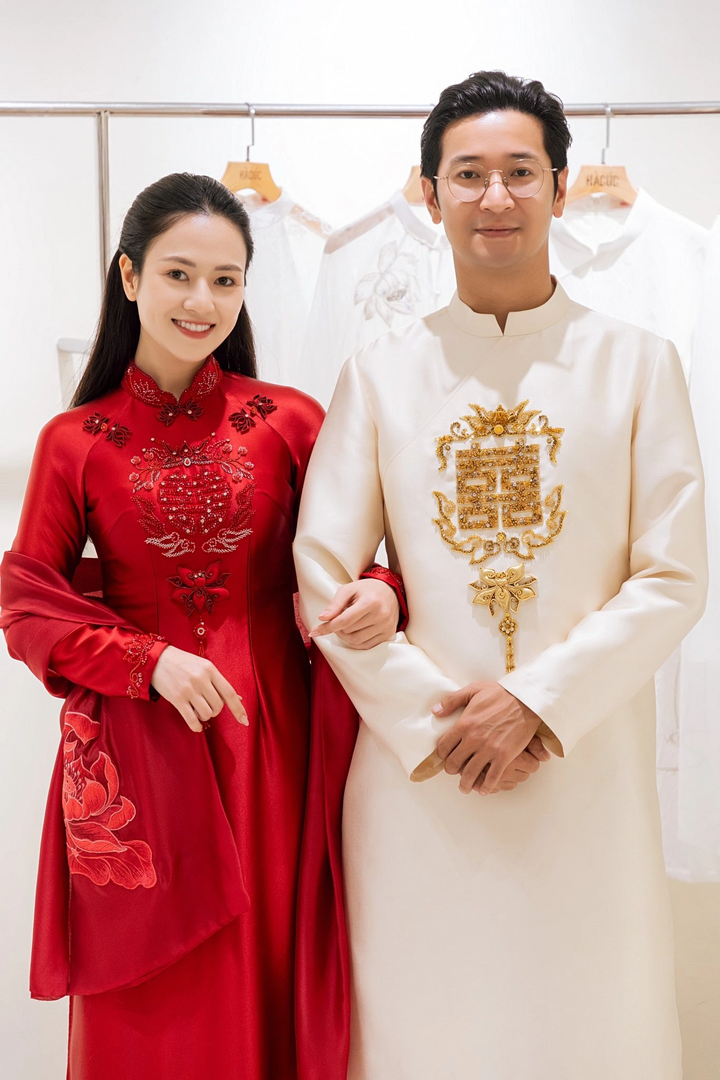 Nữ diễn viên Việt Hoa chia sẻ ảnh thử áo dài cưới cùng ông xã Trọng Trí.