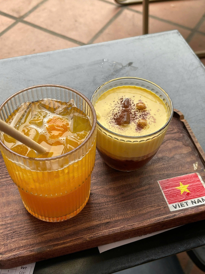 Ống hút giấy, cốc thủy tinh mang cảm giác sang trọng, tinh tế. (Ảnh: Bích Ngọc)