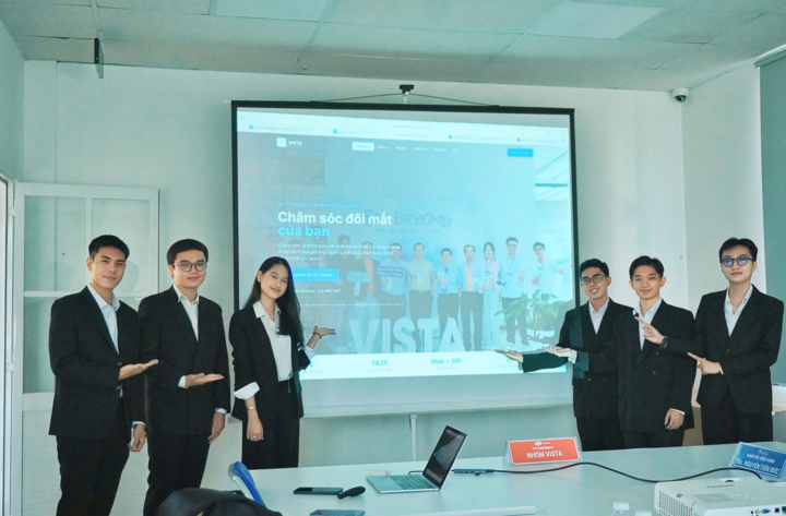 Nhóm sinh viên khóa K18 của Trường Đại học FPT cơ sở Cần Thơ phát triển dự án VISTA.