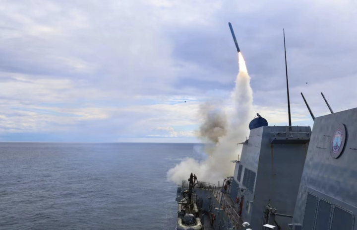 Tàu khu trục mang tên lửa dẫn đường lớp Arleigh Burke USS Thomas Hudner phóng tên lửa Tomahawk tới mục tiêu ở Iran. (Ảnh: Hải quân Mỹ)