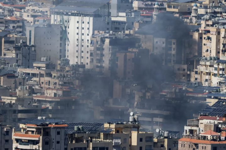 Khói bốc lên sau cuộc tấn công của Israel vào vùng ngoại ô phía nam Beirut. (Ảnh: Reuters)